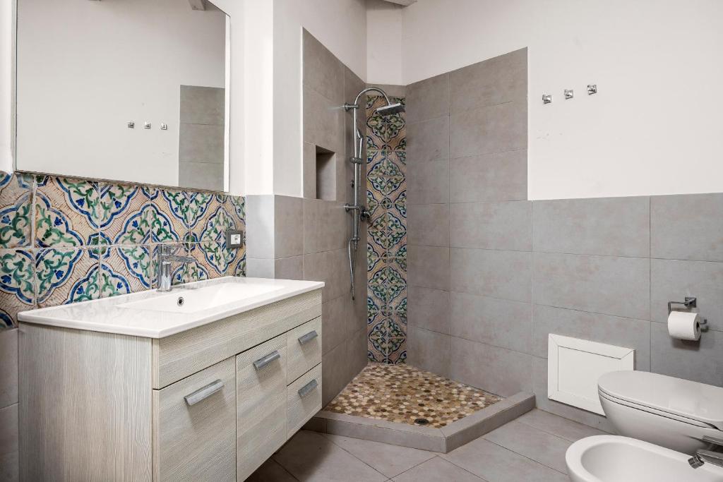 une salle de bain avec une douche avec un lavabo et des toilettes dans l'établissement Solemar Sicilia - Villa Mondello, à Palerme