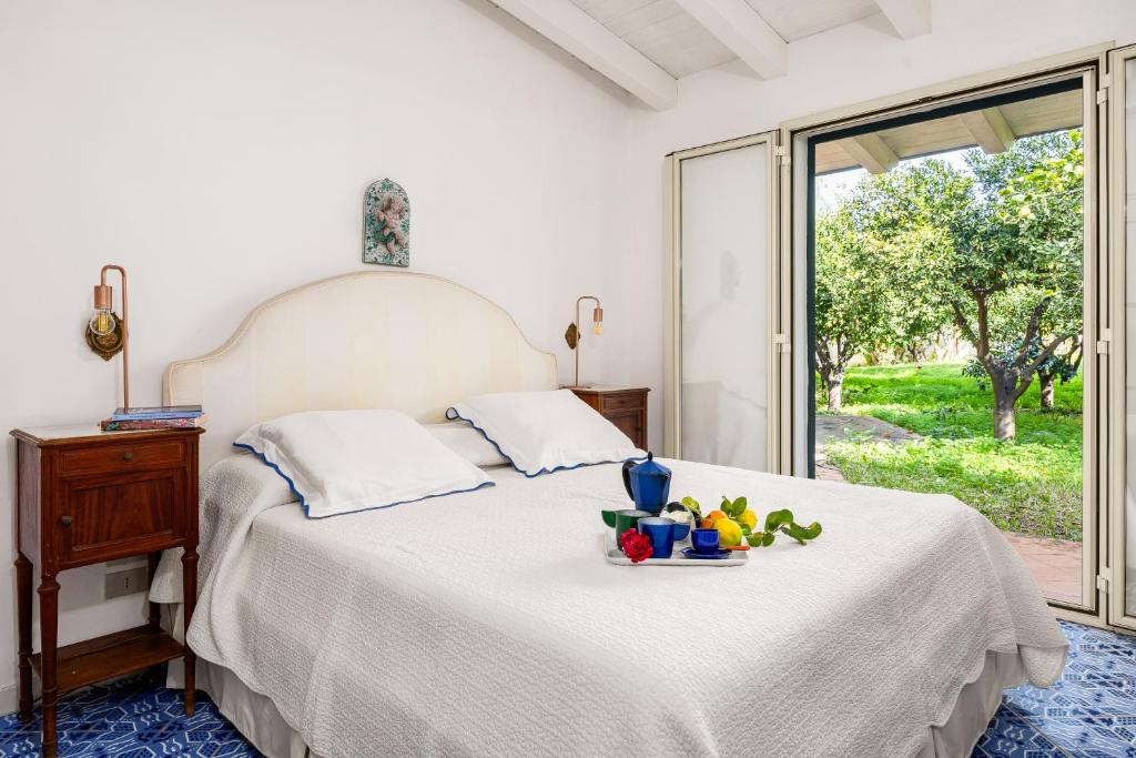 une chambre avec un lit blanc et une grande fenêtre dans l'établissement Solemar Sicilia - Villa Mondello, à Palerme 31 autres photos