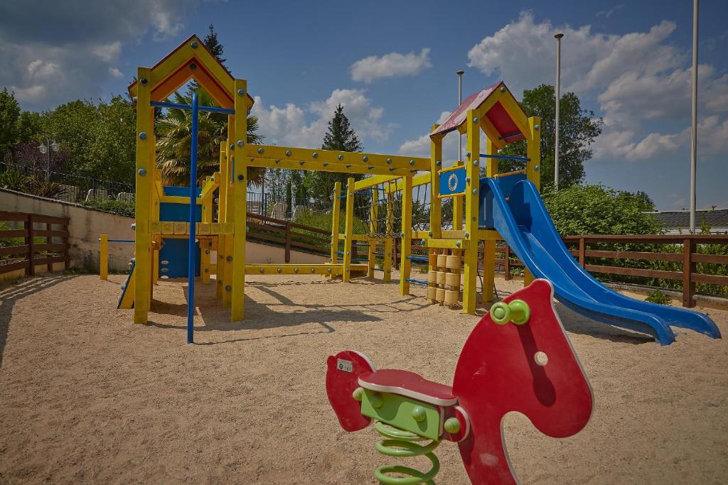 - une aire de jeux avec toboggan dans le sable dans l'établissement Camping Le Chêne Gris, à Pommeuse