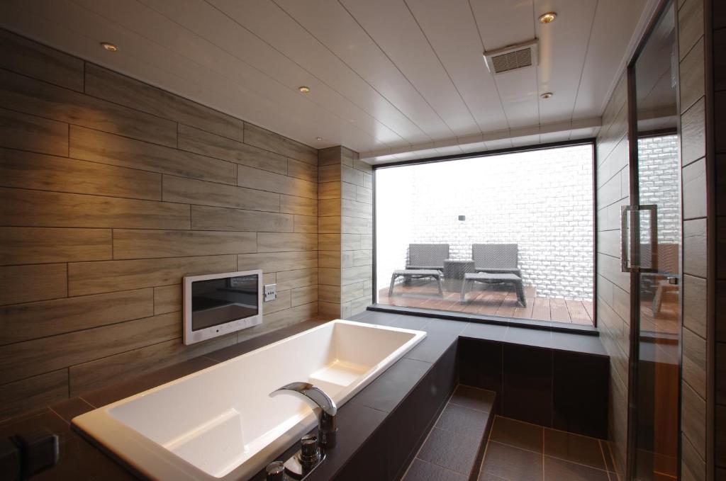 une salle de bain avec un grand lavabo et une fenêtre dans l'établissement Susukino LOVE HOTEL1-Adult Only, à Sapporo