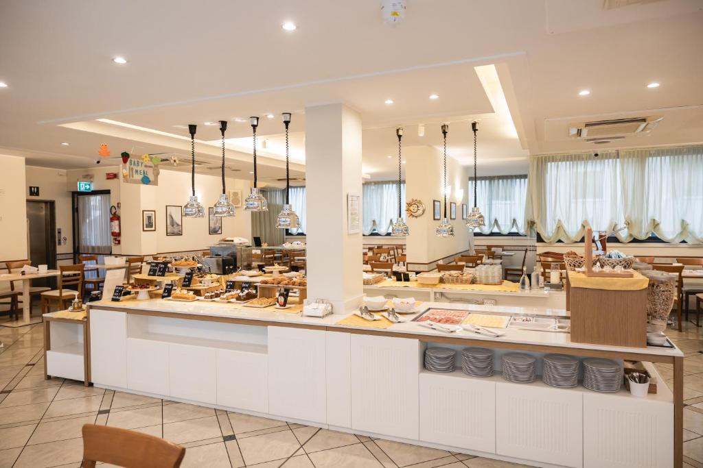 une boulangerie avec un comptoir dans un restaurant dans l'établissement Hotel Principe, à Cattolica