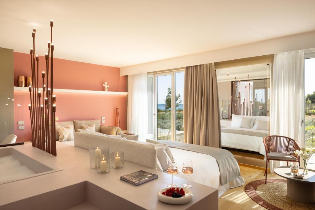 une chambre avec un grand lit et un salon dans l'établissement Metamare, à Cozze