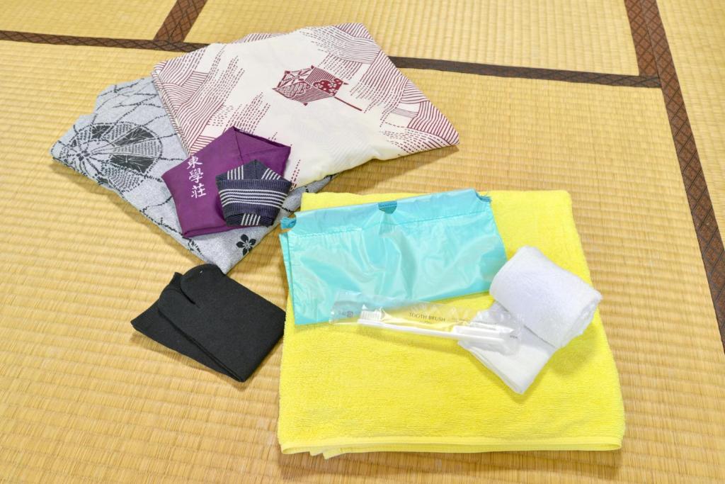 deux parapluies assis au-dessus d'une table dans l'établissement Togakubo, à Isehara