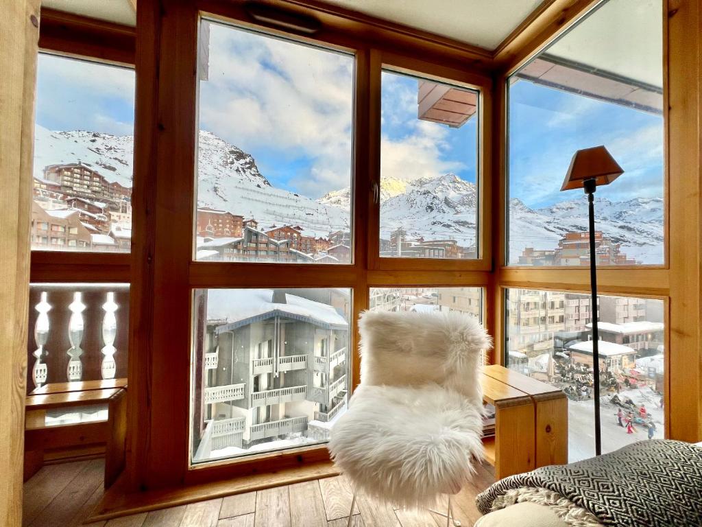 Cette chambre dispose d'une fenêtre offrant une vue sur une montagne enneigée. dans l'établissement Dernier étage avec vue sur les montagnes Emplacement Exceptionnel au cœur de Val Thorens Ski aux pieds Prestations incluses, à Val Thorens