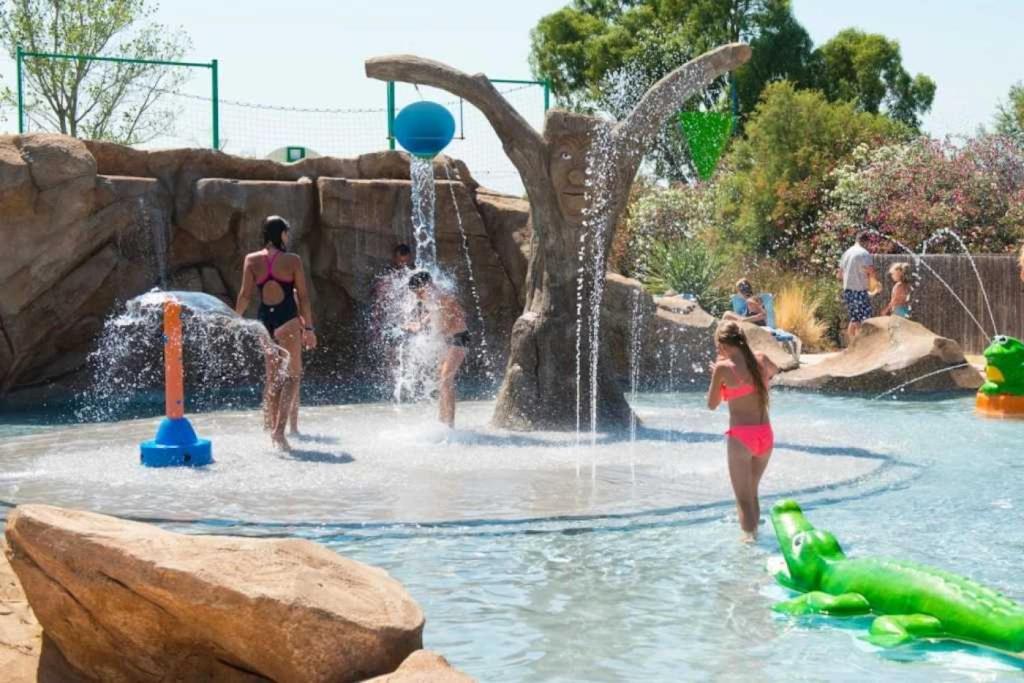 Photo de la galerie de l'établissement Camping 4 étoiles - Piscine - ccb0e0h, à Torreilles 8 autres photos