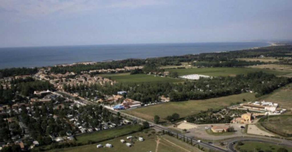 une vue aérienne d'une ville et de l'océan dans l'établissement Camping 3 étoiles - Piscine - ccb0dii, à Vias