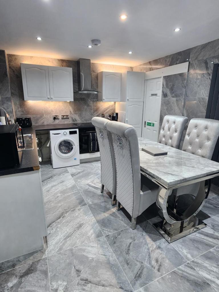 Three bedrooms Luxury City Centre Home 4