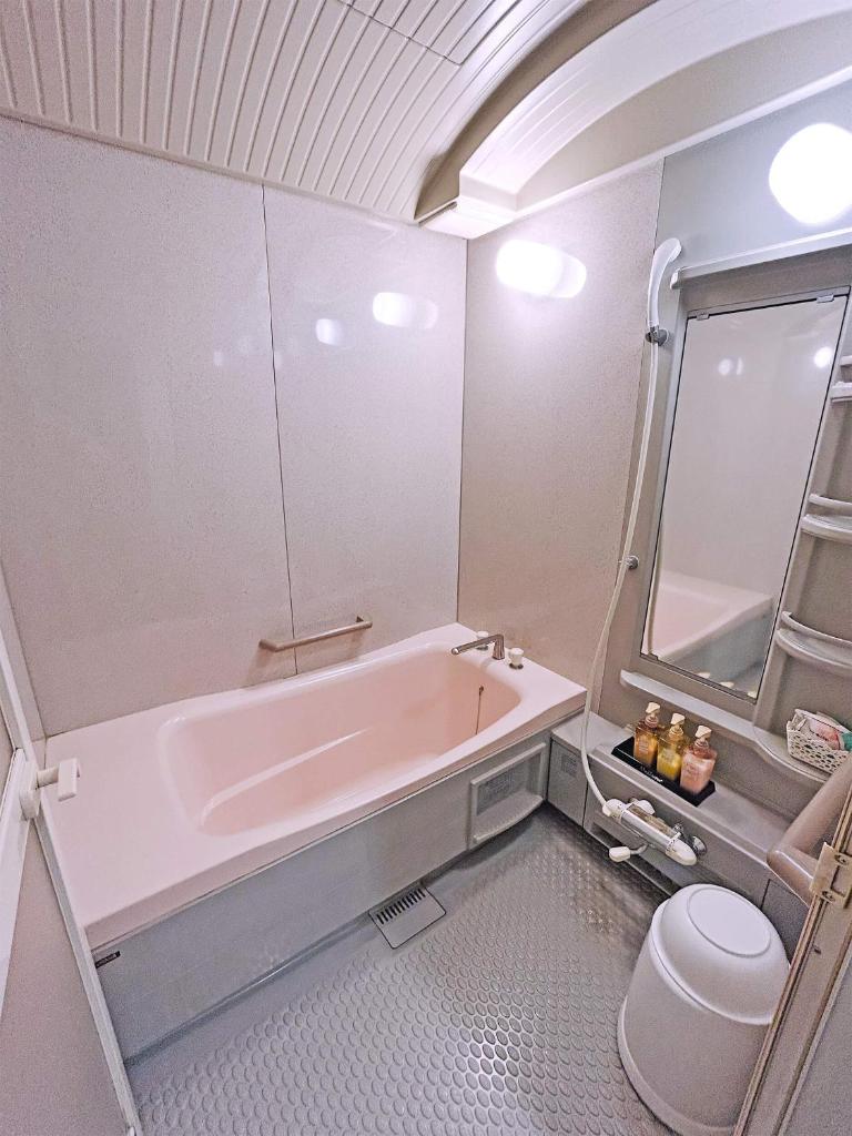 une salle de bain avec baignoire et toilettes dans l'établissement Hotel Pal Anesso Nakatsu (Love Hotel), à Nakatsu