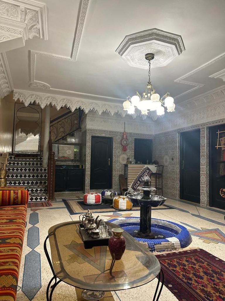 un salon avec un canapé et une table dans l'établissement Riad Dar Fadma, à Ouarzazate