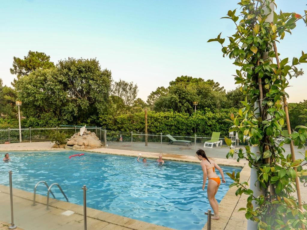 une femme en bikini debout dans une piscine dans l'établissement U Pinarellu, à Zonza
