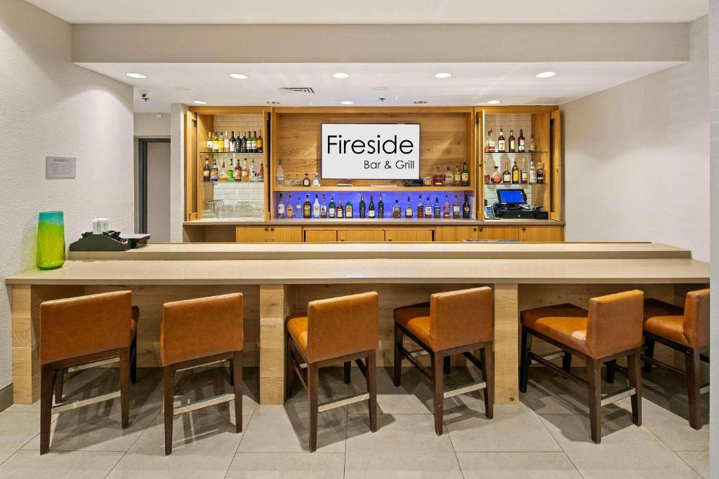 Country Inn & Suites by Radisson, San Diego North, CA Image