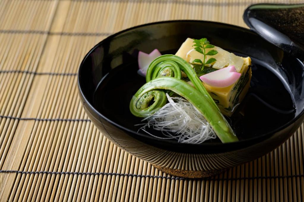 un bol noir rempli de nouilles et de légumes sur une table dans l'établissement Fukuichi, à Shibukawa 37 autres photos