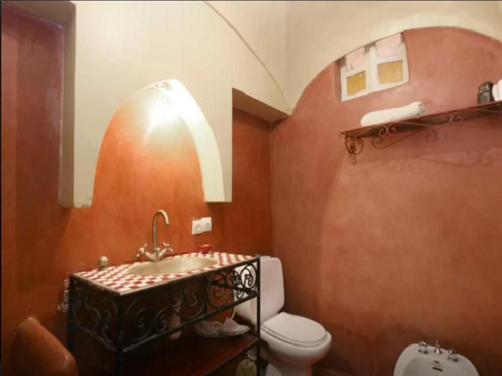 une salle de bain avec un lavabo et des toilettes dans l'établissement Riad Maison Aicha, à Marrakech 34 autres photos