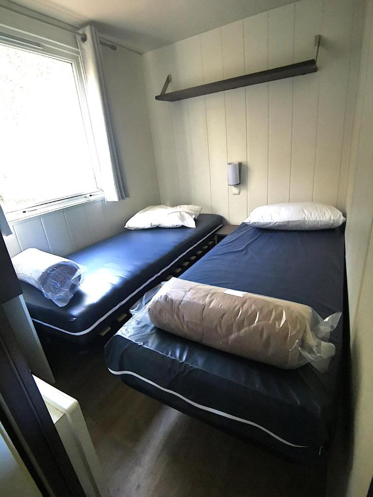 deux lits dans une petite pièce avec une fenêtre dans l'établissement M,H CONFORT PARIS, 3 Chbr 6 Pers, RER C 40 min piscine 600VOR, à Saint-Chéron 4 autres photos