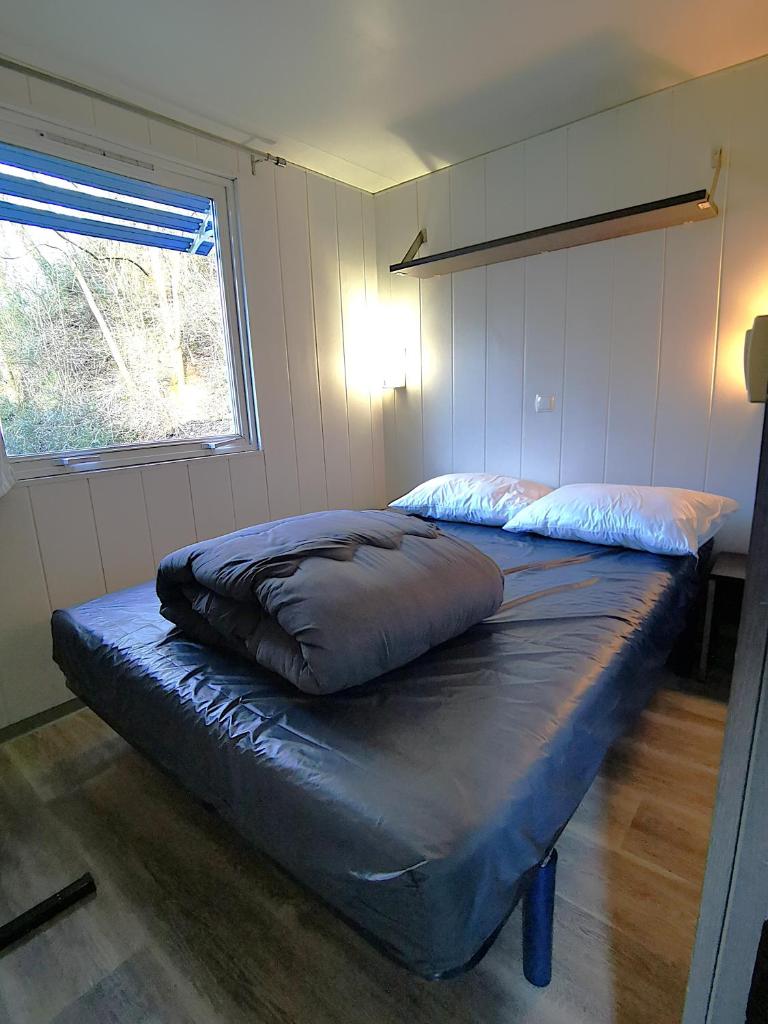 un grand lit dans une chambre avec une fenêtre dans l'établissement M,H CONFORT PARIS, 3 Chbr 6 Pers, RER C 40 min piscine 600VOR, à Saint-Chéron