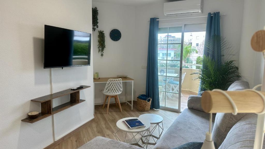Carihuela Beach I by Holiday Homes Málaga 4