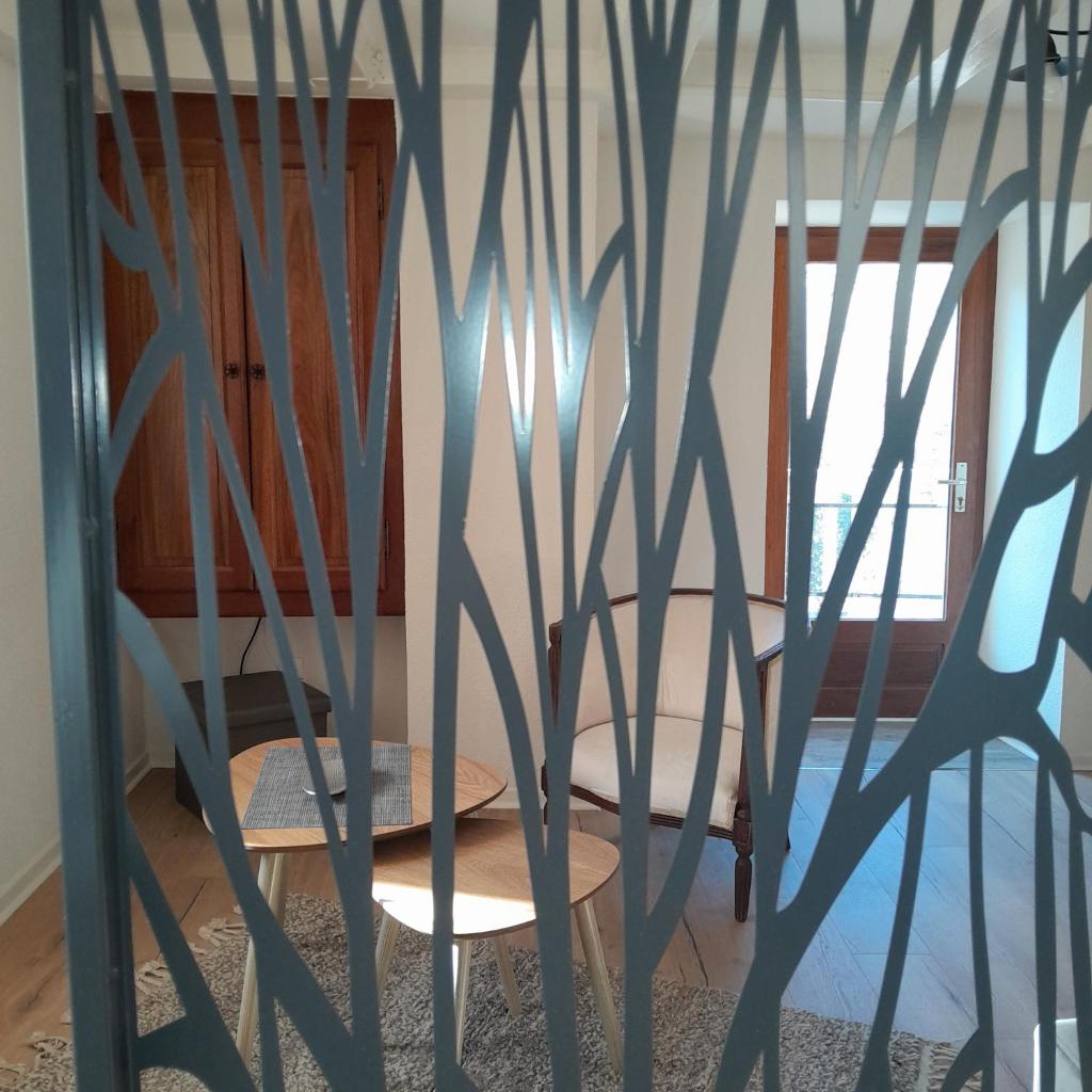 une chambre avec un mur orné d'une peinture d'arbres dans l'établissement Gîte MANDRA chez gîtes QUE CANTA, à Saint-Julien-Vocance
