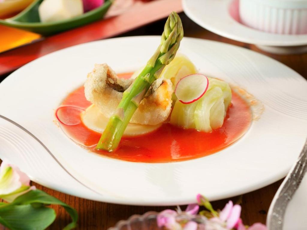 une assiette avec un plat de nourriture sur une table dans l'établissement Yutorelo Beppu, à Beppu