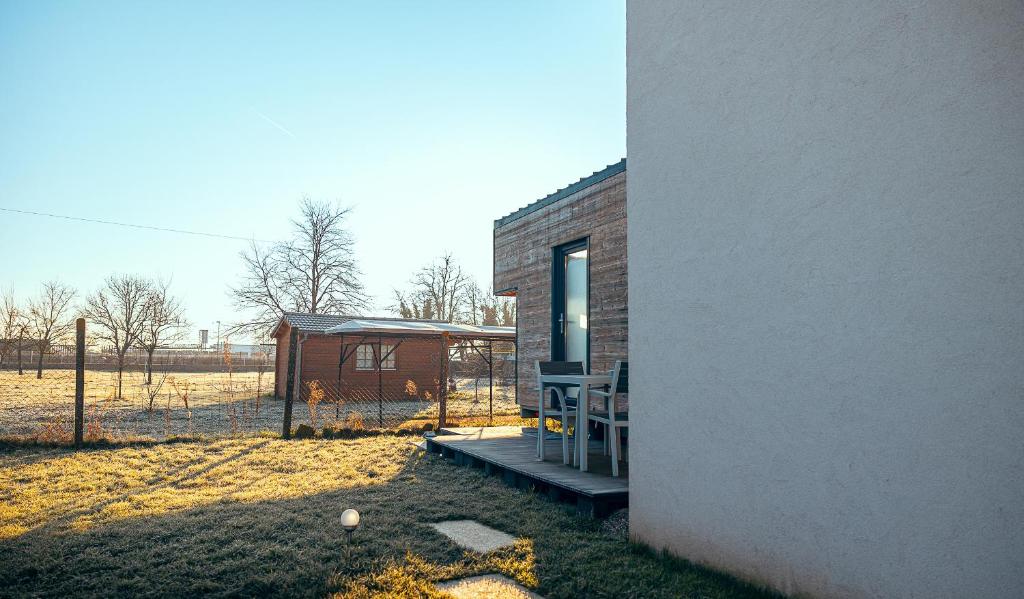 un bâtiment avec une clôture et un poulailler dans l'établissement Maisonnette des trois frontières, à Richwiller