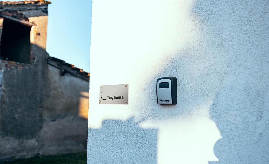un interrupteur lumineux sur le côté du bâtiment dans l'établissement Maisonnette des trois frontières, à Richwiller