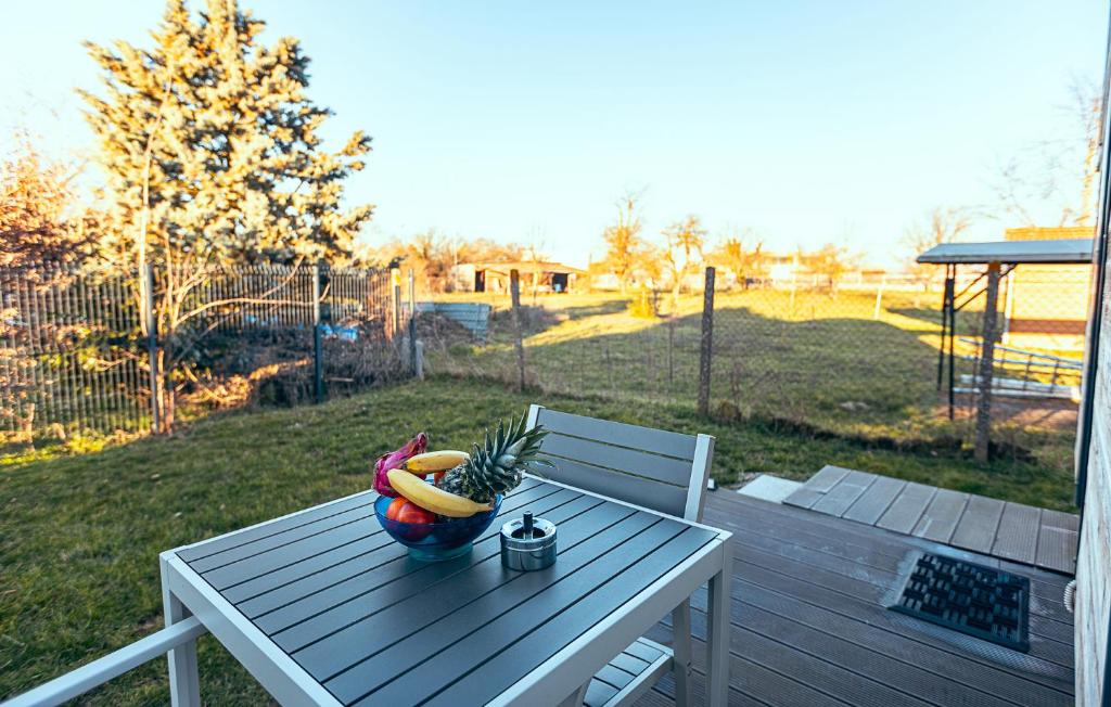 - une table avec un bol de fruits et une banane dans l'établissement Maisonnette des trois frontières, à Richwiller