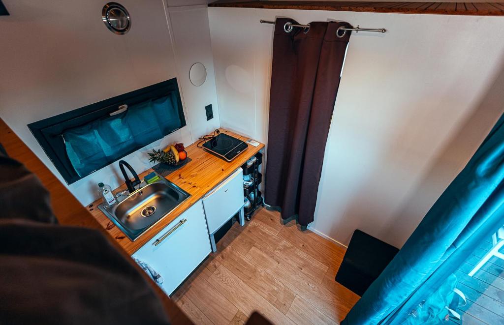 - une vue de tête sur une cuisine avec un évier dans l'établissement Maisonnette des trois frontières, à Richwiller 8 autres photos