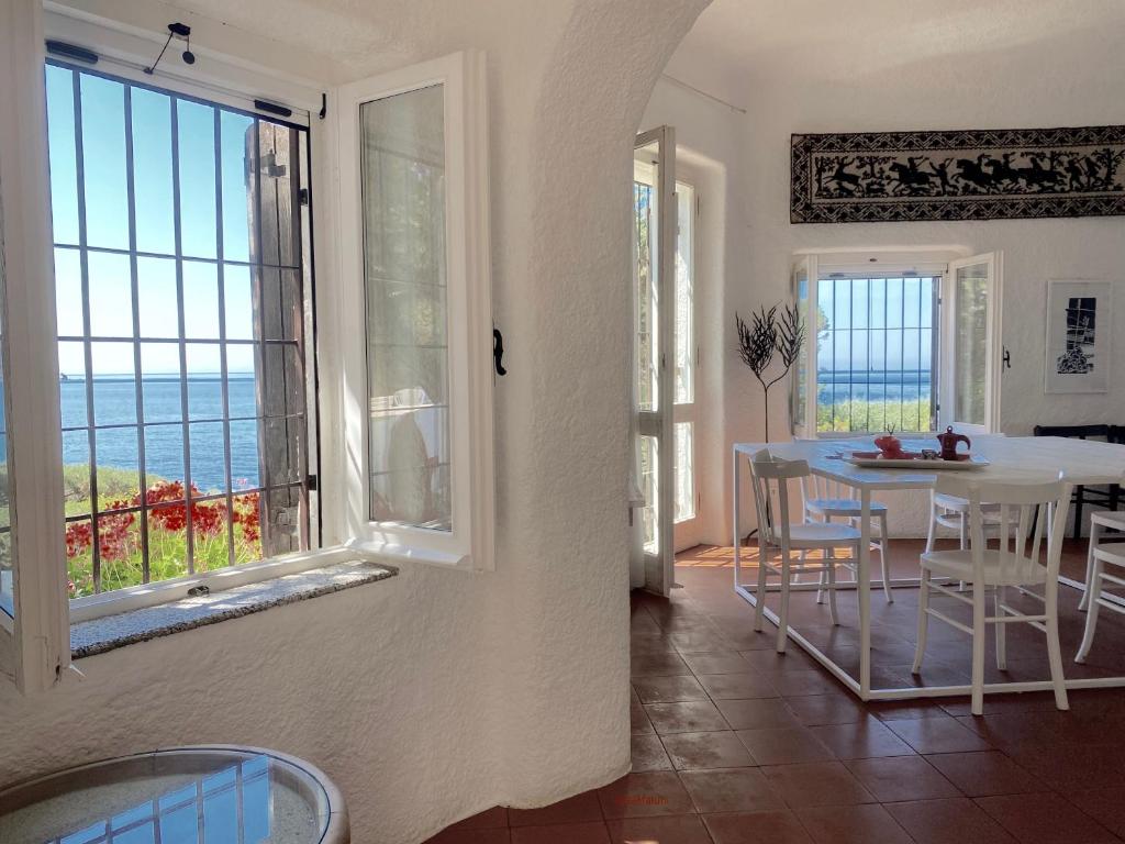 - un salon avec une table et une vue sur l'océan dans l'établissement Sa Maluni, à Marongiu