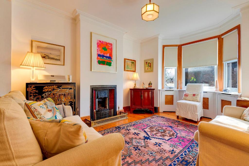 Pass the Keys Charming Cottage in the City Centre Free Parking 1