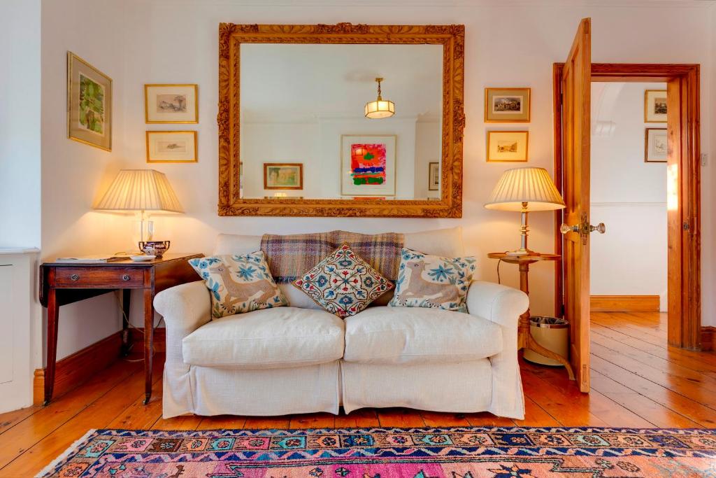 Pass the Keys Charming Cottage in the City Centre Free Parking 8