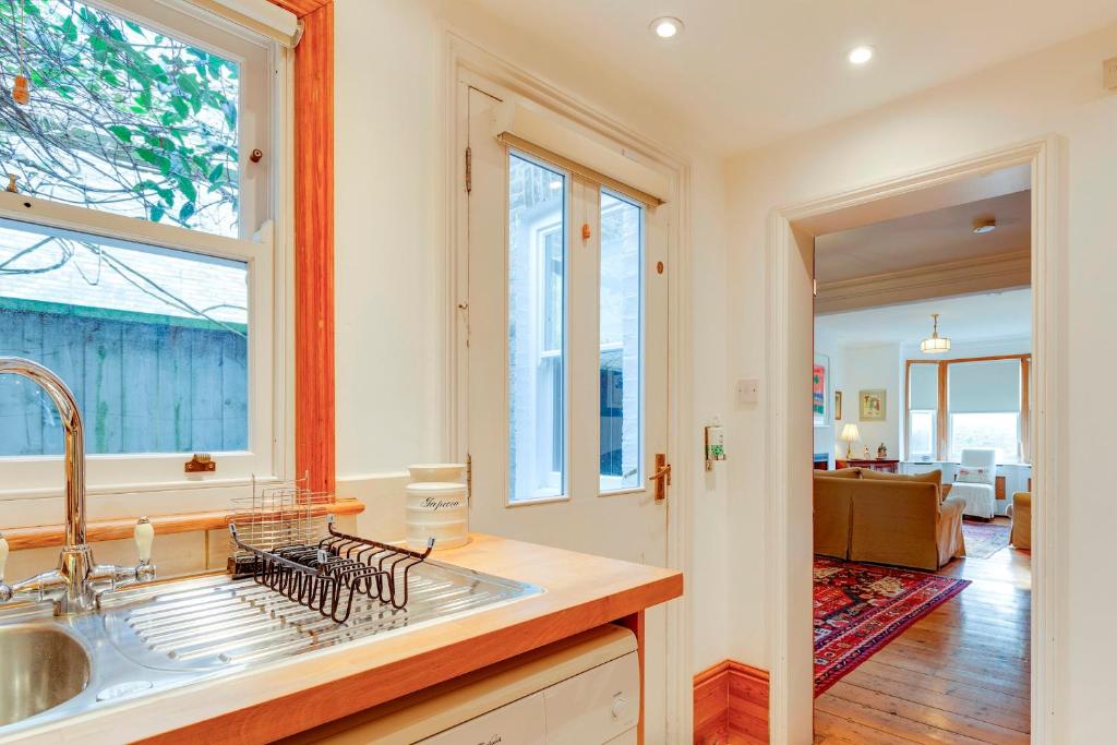 Pass the Keys Charming Cottage in the City Centre Free Parking 3