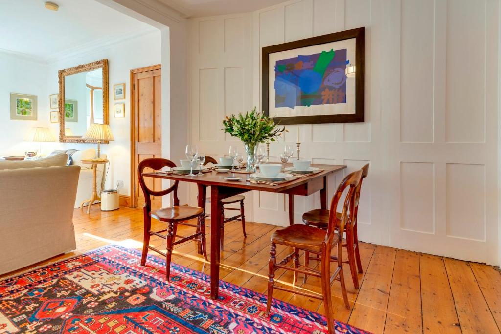 Pass the Keys Charming Cottage in the City Centre Free Parking 4