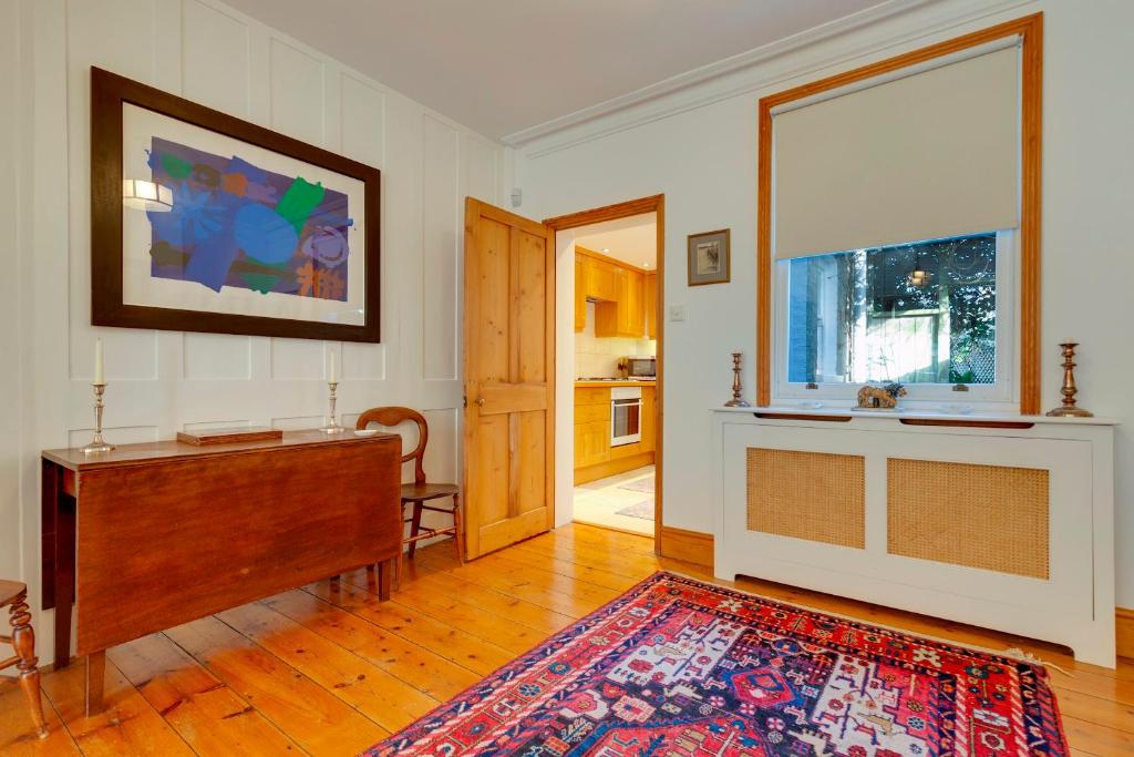 Pass the Keys Charming Cottage in the City Centre Free Parking 5