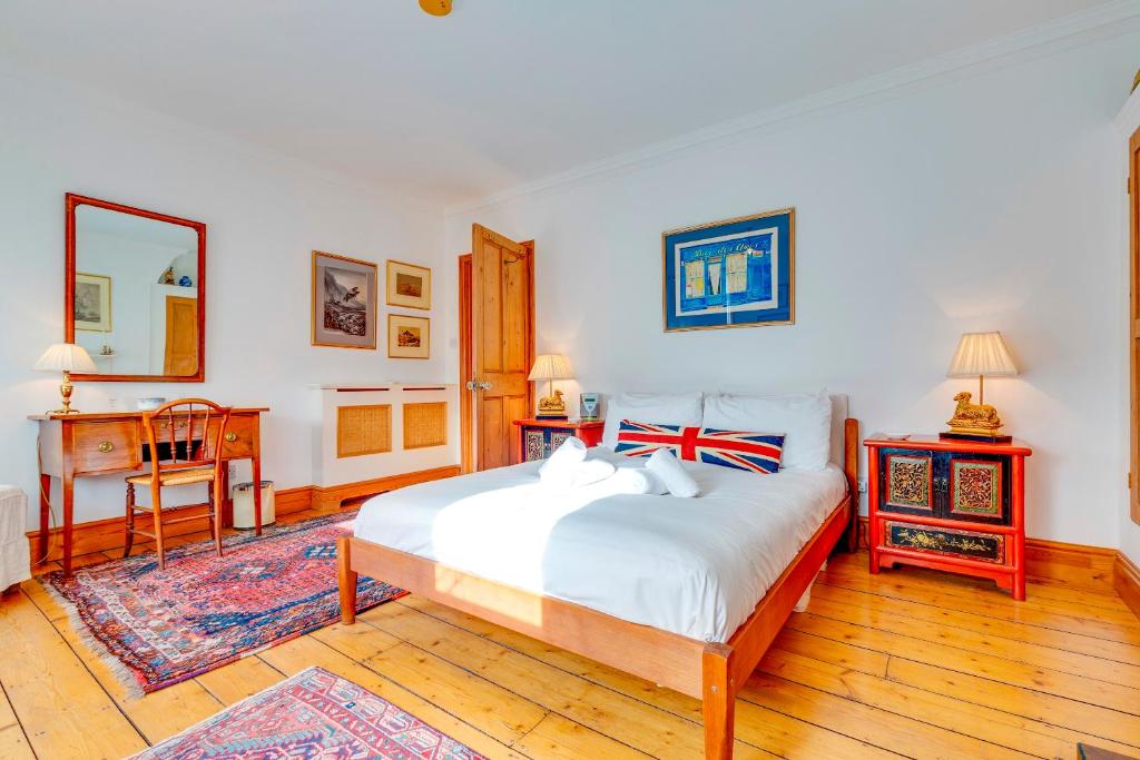 Pass the Keys Charming Cottage in the City Centre Free Parking 2