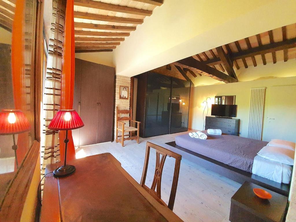 une chambre avec un lit et une table avec une lampe dans l'établissement Villa Martin with private pool for 5 people, à Montegranaro