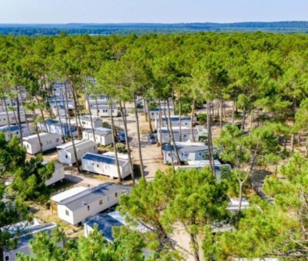 une vue aérienne sur un parking avec remorques dans l'établissement MH 467 Isalisa 3chambres et 1 salle de bain dans camping 4 étoiles avec PARC AQUATIQUE, à Saint-Julien-en-Born