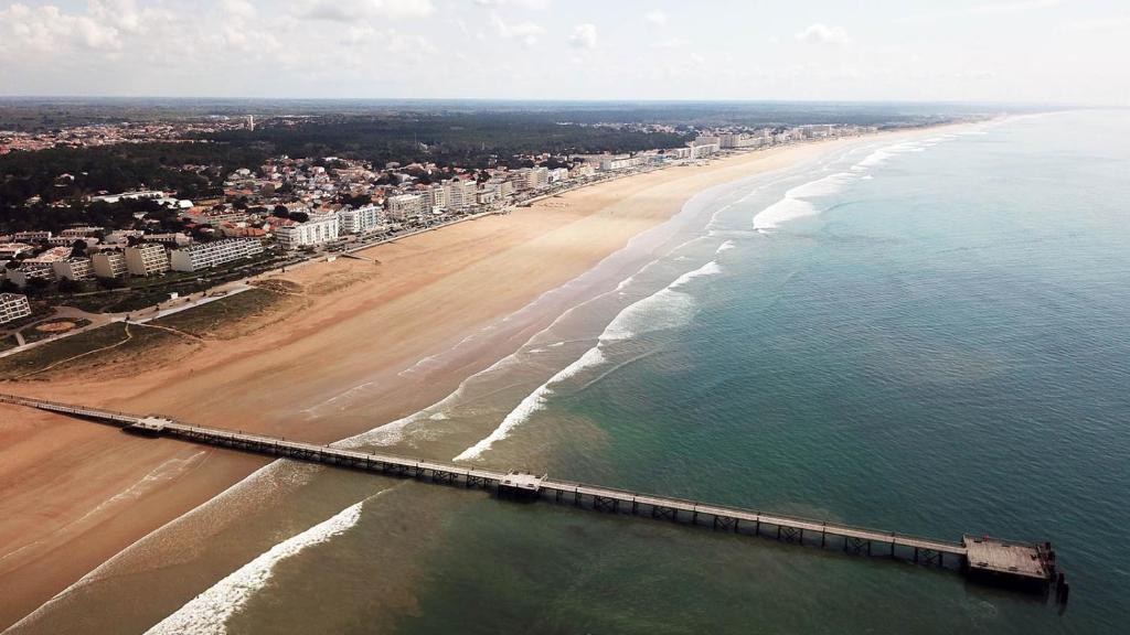 - une vue aérienne sur une plage avec une jetée dans l'établissement MH 148, camping bois dormant, 2ch, 4 pers, à Saint-Jean-de-Monts