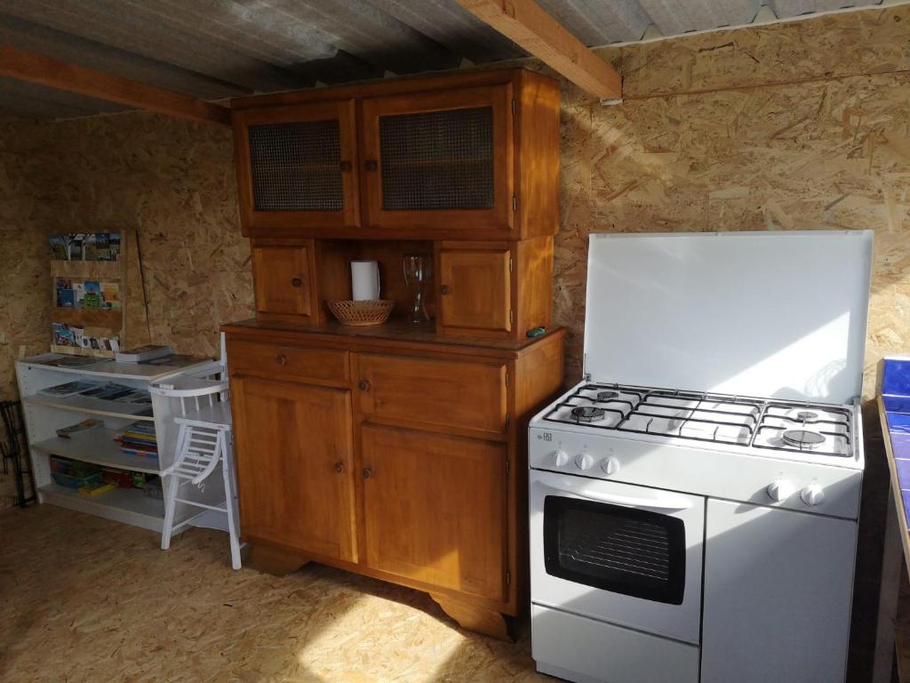 Il comprend une cuisine équipée d'une cuisinière et d'un réfrigérateur blanc. dans l'établissement Sous les Toiles de PauTiLou, à Molles