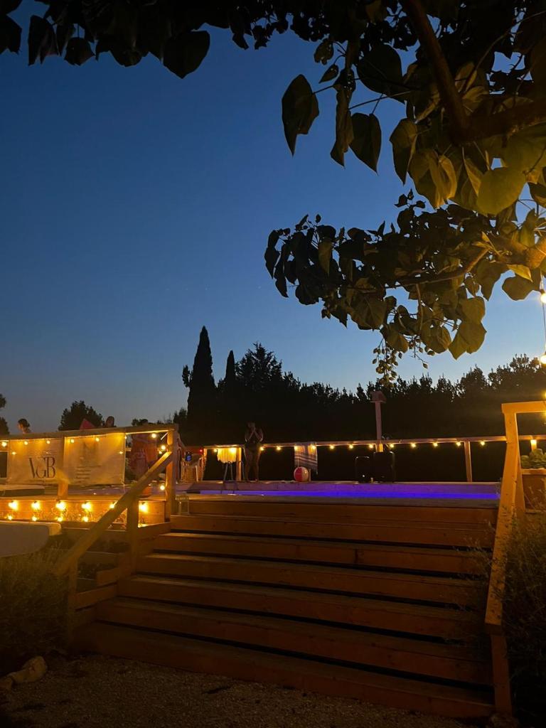 un escalier éclairé la nuit dans l'établissement Incanto Chic Appartamento in Villa, à Sacrofano