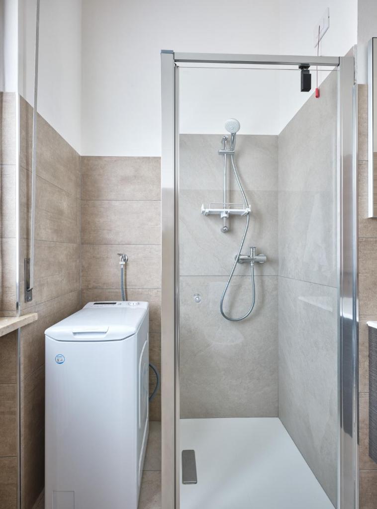 une salle de bain avec une douche, des toilettes et un lavabo dans l'établissement VILLA HARMONY - Regarda Travel, à Lazise