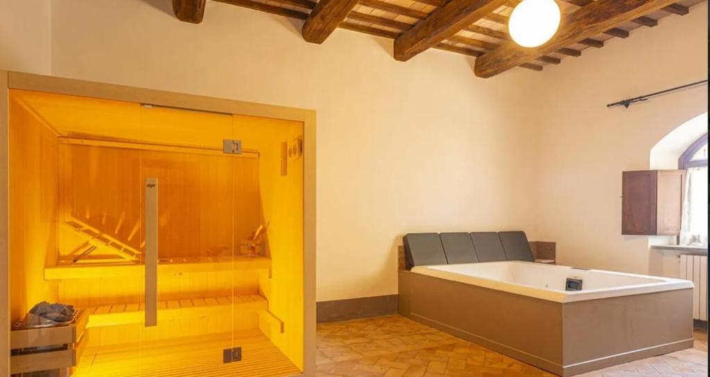 une cuisine avec une baignoire dans une pièce dans l'établissement Villa La Spina, à San Lorenzo Nuovo 21 autres photos