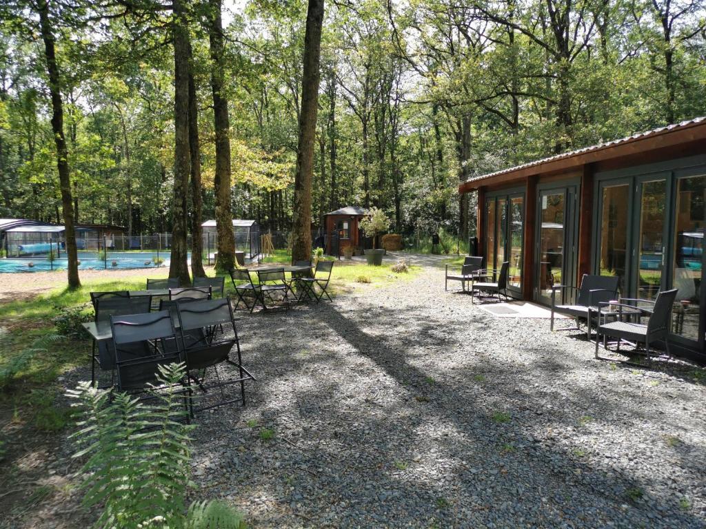 un groupe de tables et de chaises à côté d'une cabine dans l'établissement La Parenthèse Meslandaise, à Mesland