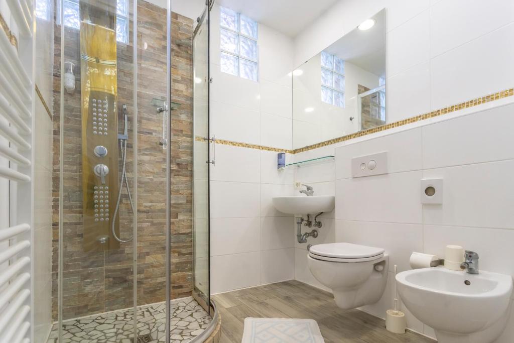 une salle de bain avec une douche, des toilettes et un lavabo dans l'établissement Hotel Viking, à Rimini