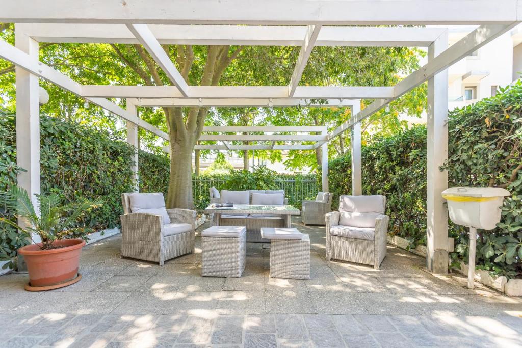 une pergola blanche avec des chaises et une table dans l'établissement Hotel Viking, à Rimini