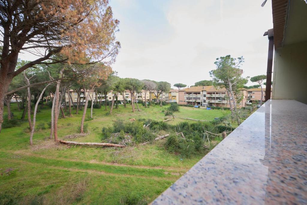 une vue sur un parc depuis le balcon d'une maison dans l'établissement Pineta Azzurra, à Marina di Grosseto