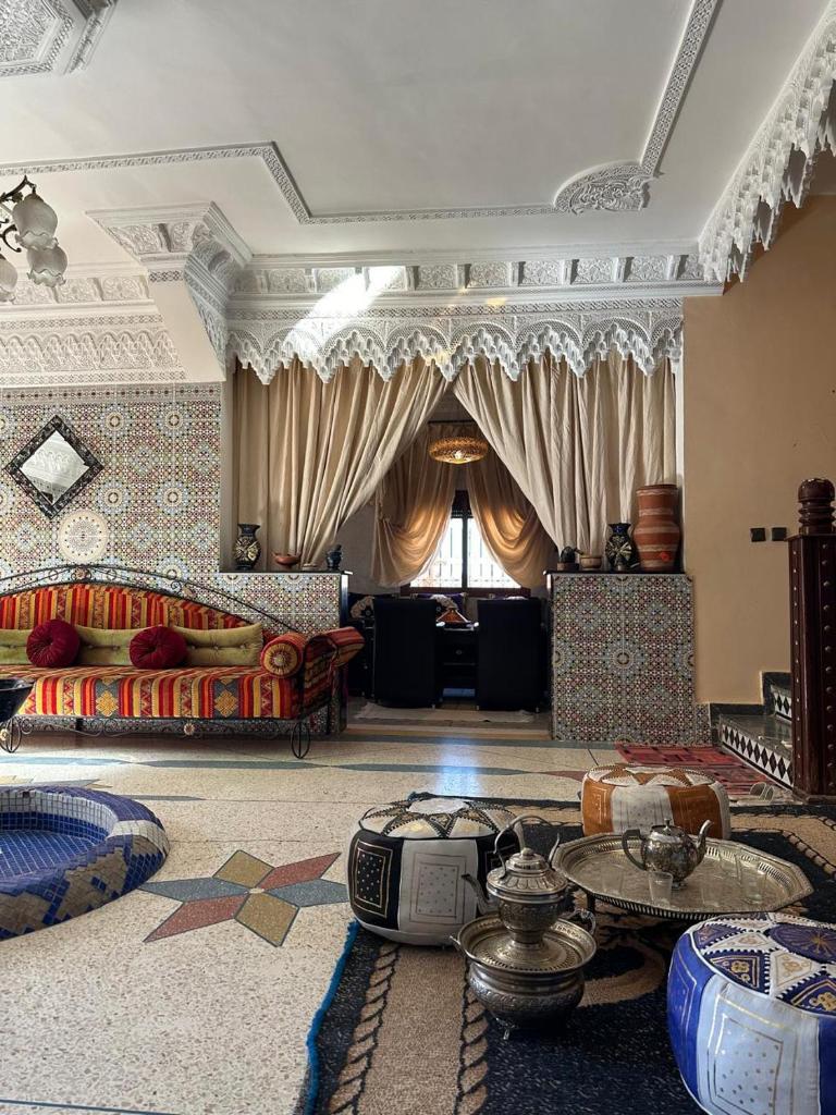 - un grand salon avec un lit et une table dans l'établissement Riad Dar Fadma, à Ouarzazate