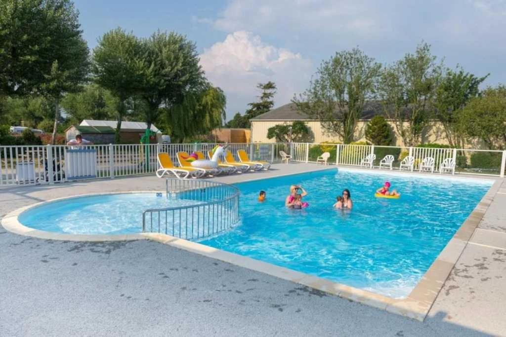 un groupe de personnes dans une piscine dans l'établissement Camping 3 étoiles - Piscine - eecbb0, à Guérande