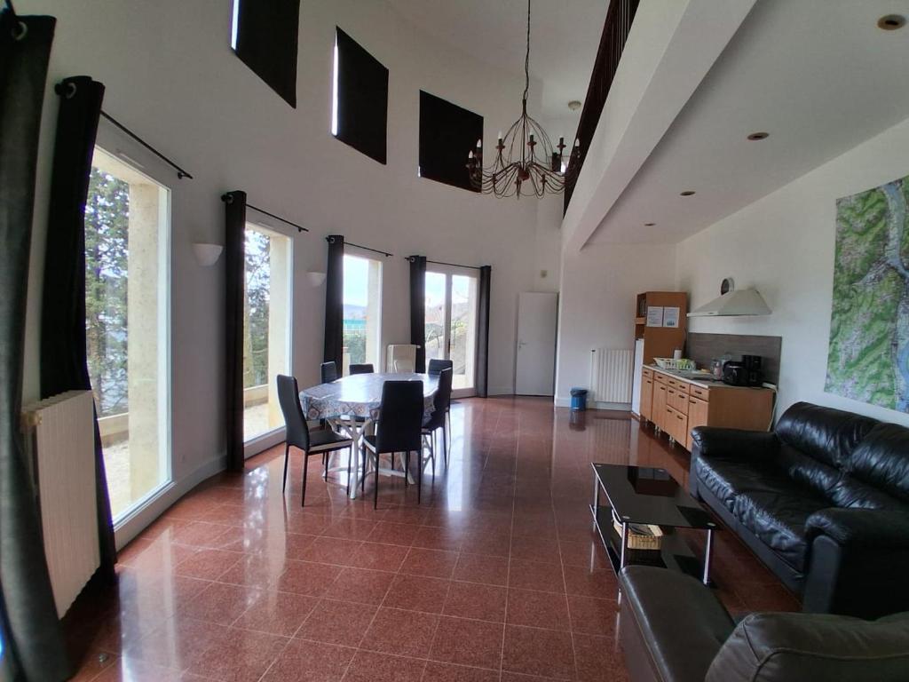 un salon avec un canapé et une table dans l'établissement Loft La Rotonde à La Terrasse local vélos piscine 2 à 6 personnes, à Tournon-sur-Rhône