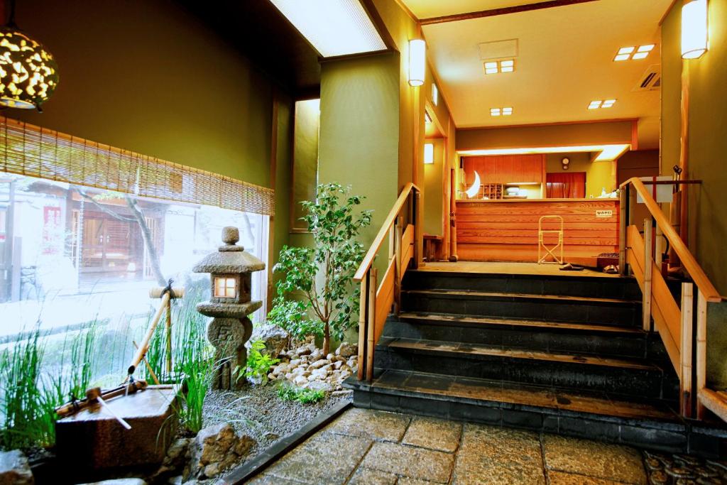 un escalier dans un bâtiment avec un escalier dans l'établissement Kyoto Arashiyama Onsen Ryokan Togetsutei, à Kyoto