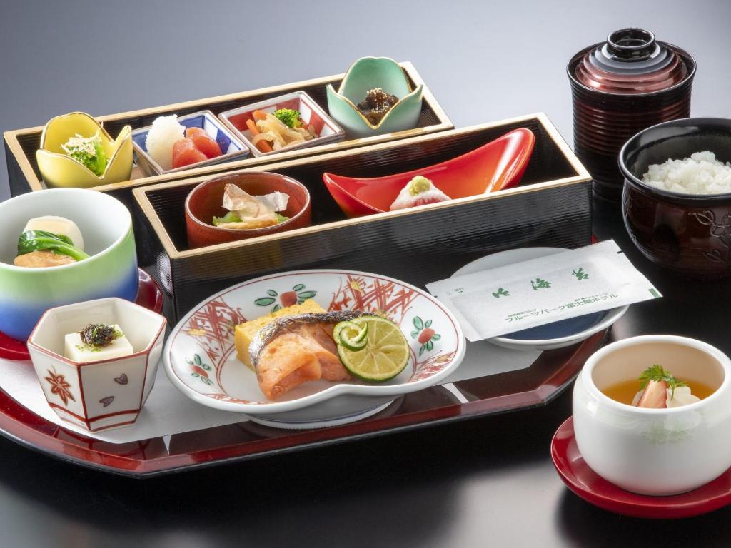 un plateau avec une assiette de nourriture sur une table dans l'établissement Fruit Park Fujiya Hotel, à Yamanashi