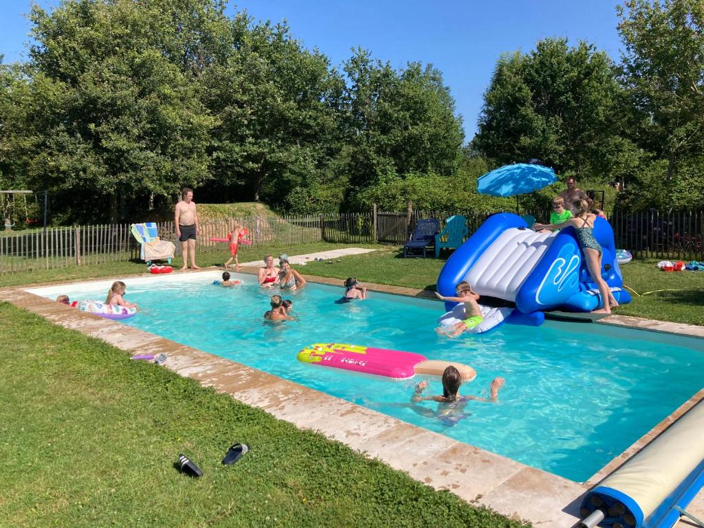 un groupe de personnes dans une piscine dans l'établissement SafariLodge 6 persoons, à Chaumont
